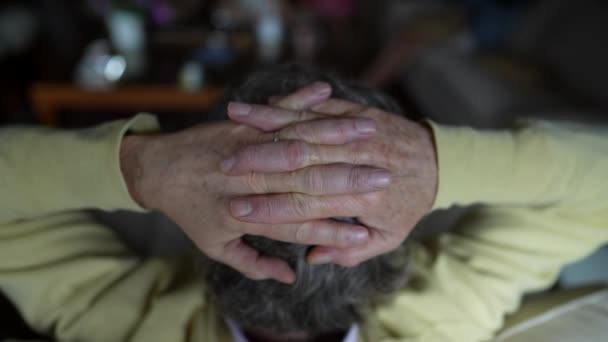 Tył Troskliwego Starszego Mężczyzny Zbliżenie Ręce Szczegół Zaciśnięty Razem Podczas — Wideo stockowe