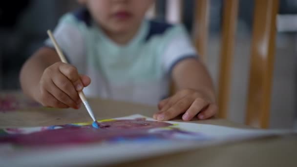 Nahaufnahme Von Kinderhandmalerei Mit Aquarell Und Pinsel — Stockvideo