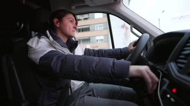 Žena Zastavila Zácpě Volantem Interiér Ženského Řidiče Čekajícího Červenou Světlou — Stock video