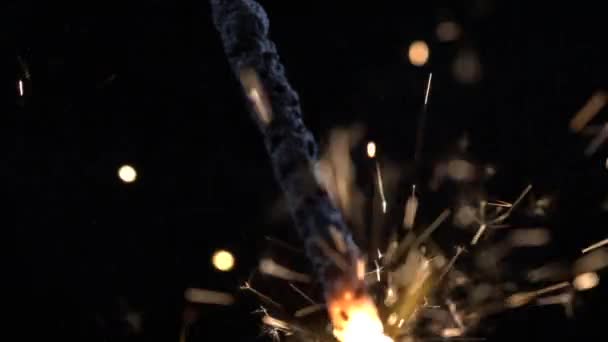 1000 Fpsの遅い動きのスパーク 燃えるスパークラーの棒のマクロレンズの細部 — ストック動画