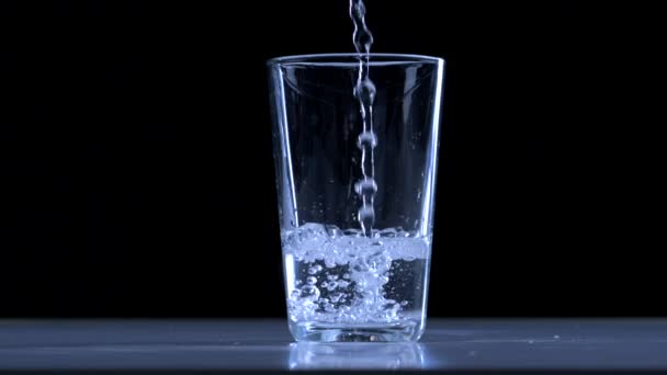 Наливание Чистой Питьевой Воды Стекло Черном Фоне — стоковое видео