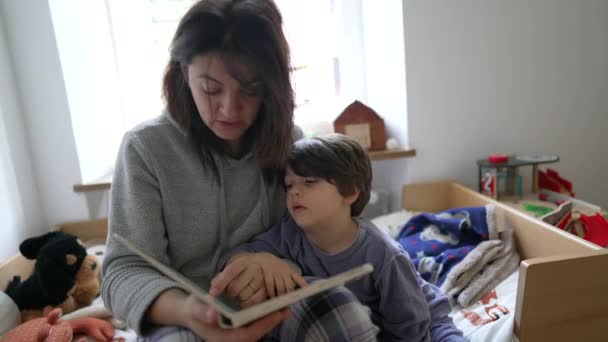 Çocuk Masal Okumaktan Sıkılmış Anne Yorgun Küçük Çocuğa Kitap Okuyor — Stok video