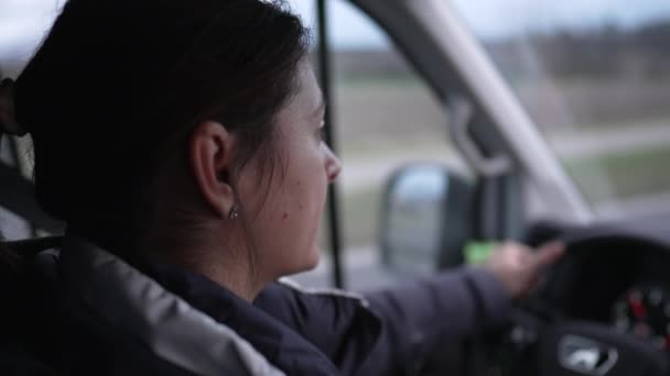 Tył Kobiety Jadącej Drodze Zbliżenie Kobiety Kierowcy Trzymającej Kierownicę Ciężarówki — Wideo stockowe