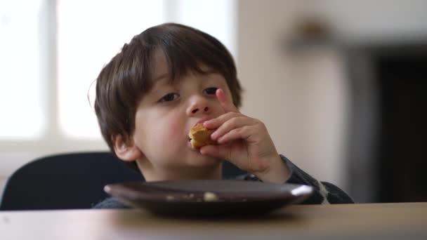 Kind Dat Brood Eet Als Snack Aan Tafel Een Kleine — Stockvideo