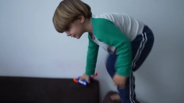 Joyful Indoor Play Filho Pula Para Fortaleza Almofadada Mãe Sofá — Vídeo de Stock