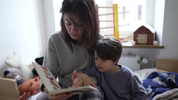 Matka Vyprávění Příběh Pro Dítě Ložnici Autentické Rodičovství Scéna Maminkou — Stock video
