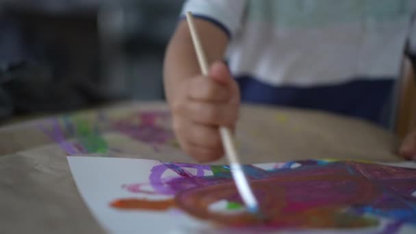 儿童艺术的努力 用水彩画和画笔的特写 — 图库视频影像