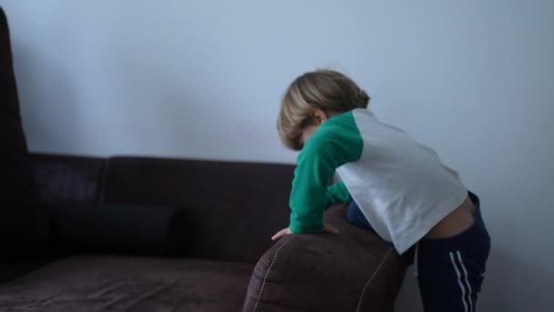 Criança Escalando Cima Borda Sofá Sofá Casa — Vídeo de Stock