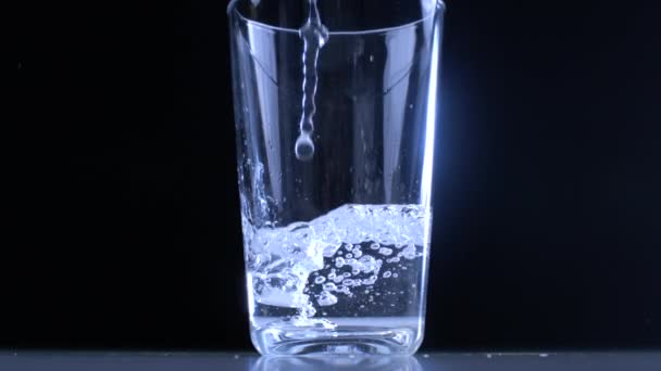 Verse Water Glazen Beker Gieten Slow Motion Zwarte Achtergrond Vloeibaar — Stockvideo