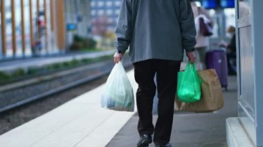 Tren Platformu 'nda Bakkalla Yürüyen Kıdemli Adam - Günlük Yaşam