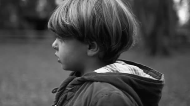 Szomorú Töprengő Kisfiú Sétál Odakint Figyelmes Depressziós Kifejezése Aggódás Szorongás — Stock videók