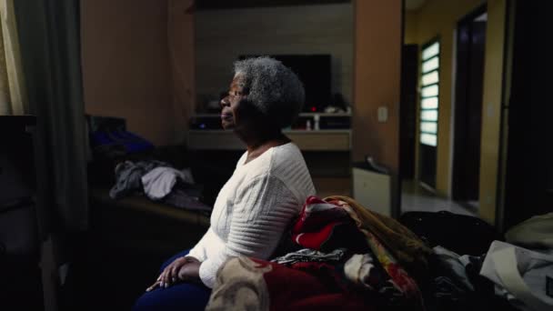 Pensieve Afro Amerikaanse Senior Vrouw Zittend Aan Het Bed Slaapkamer — Stockvideo