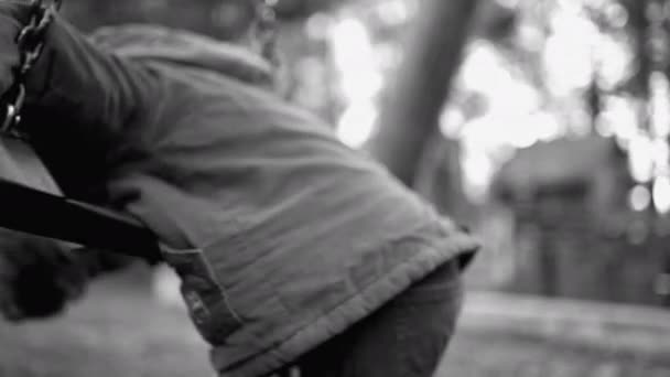 Criança Solitária Deprimida Apoiada Balanço Parque Sentindo Triste Sombrio Olhando — Vídeo de Stock
