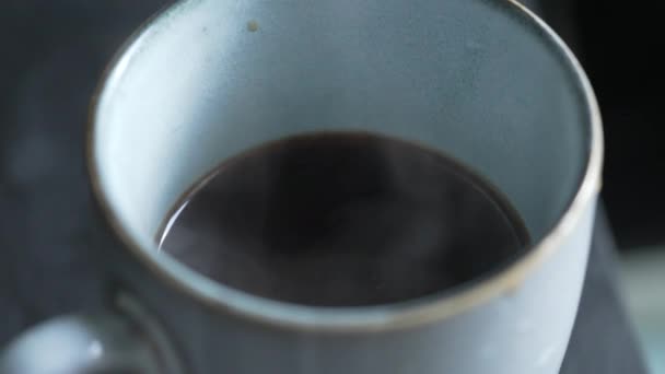 Warme Zwarte Koffie Met Stoom Ochtenddrankje — Stockvideo
