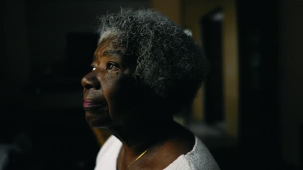 Medytacyjna Starsza Afroamerykanka Starsza Pani Siwymi Włosami Bliską Twarzą Kontemplacyjną — Wideo stockowe