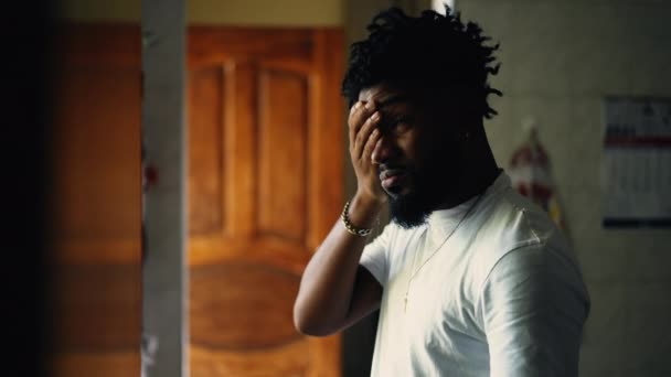 Endişeli Genç Bir Siyah Adam Düşünceli Bir Ifadeyle Pencerenin Önünde — Stok video