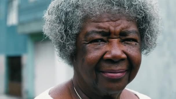 Olho Atencioso Mulher Idosa Afro Americana Seus Anos Retrato Sabedoria — Vídeo de Stock