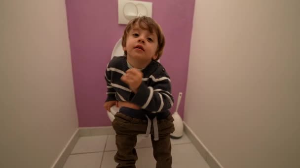 Petit Garçon Assis Aux Toilettes Salle Bain Piquant Nez — Video