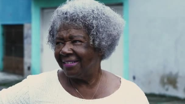 Szczęśliwa Czarna Brazylijska Starsza Pani Siwymi Włosami Stojąca Ulicy Uśmiechnięta — Wideo stockowe