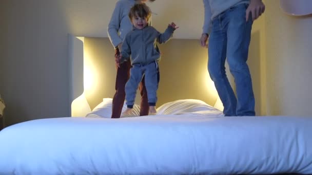 Blažený Okamžik Kdy Rodiče Dítě Poskakují Posteli Spolu Šťastný Syn — Stock video