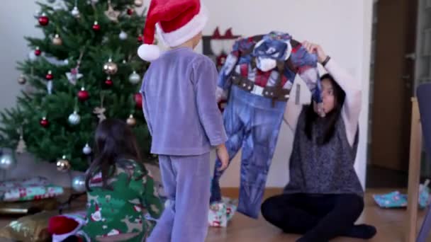 Neşeli Çocuk Aile Açılıyor Noel Hediyeleri — Stok video