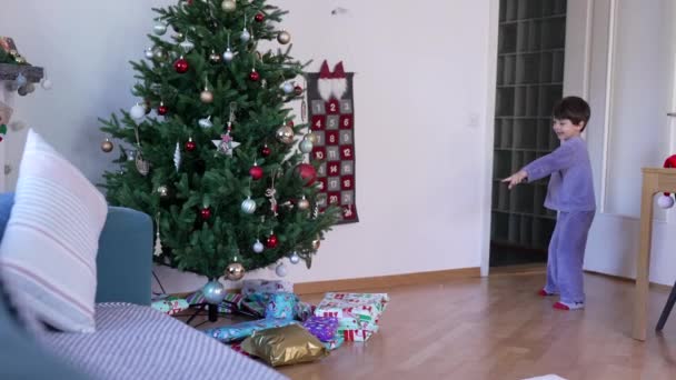 Crianças Excitadas Descobrindo Presentes Embaixo Árvore Natal Manhã Menino Pequeno — Vídeo de Stock