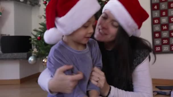 Saat Keluarga Bahagia Ibu Mengisi Anak Dengan Ciuman Sambil Mengenakan — Stok Video