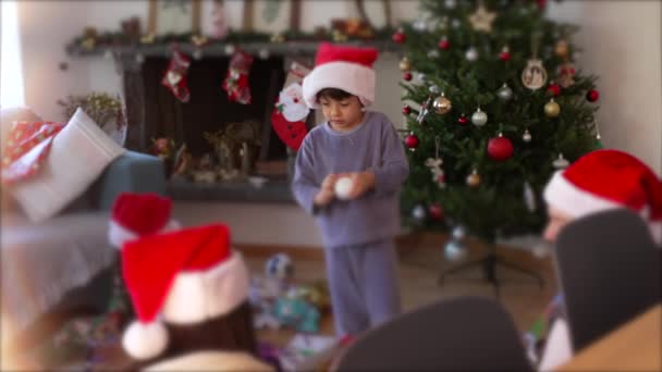 圣诞早晨 全家人聚在红帽男孩身边 — 图库视频影像