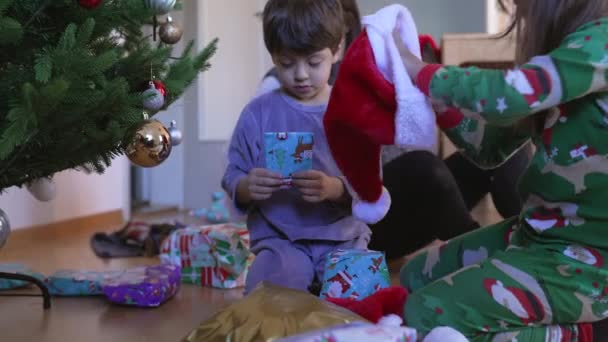 Örömteli Családi Nyitó Ajándékok Karácsony Reggelén Családi Ünneplés Karácsonyi Hagyomány — Stock videók