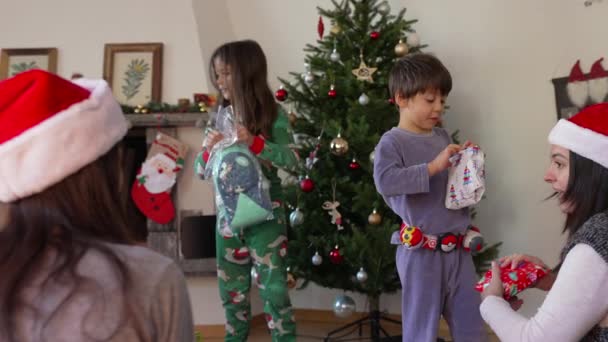 Crianças Presentes Abertura Manhã Natal Presentes Desempacotamento Família Momento Férias — Vídeo de Stock