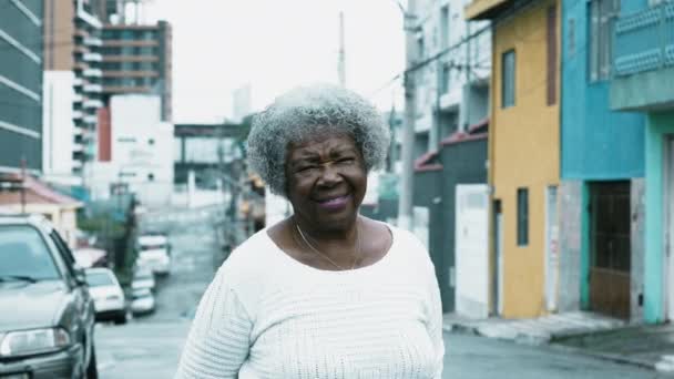 Sul Americana Senior Senhora Negra Cidade Fora Sorrindo Para Câmera — Vídeo de Stock