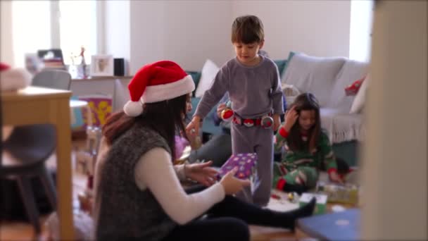 12月 クリスマスの朝にプレゼントを開く家族のラッピングギフト 候補者との休日のお祝い — ストック動画