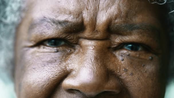 Серьезный Старший Афроамериканка Глаза Хмурые Макро Плотный Крупный План Черной — стоковое видео