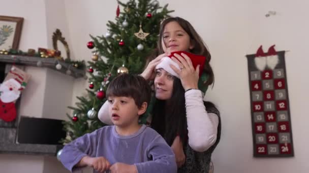 Madre Posa Foto Con Bambini Durante Mattina Natale Bambini Pigiama — Video Stock