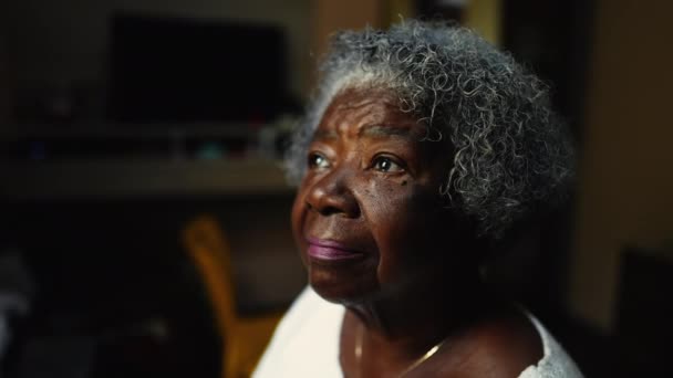 아프리카계 미국인 여성의 클로즈업 고독에서 실내에서 펜시브 — 비디오