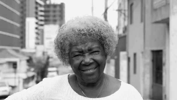 Joyful Expression Black Senior Woman Her 80S Retrato Blanco Negro — Vídeo de stock