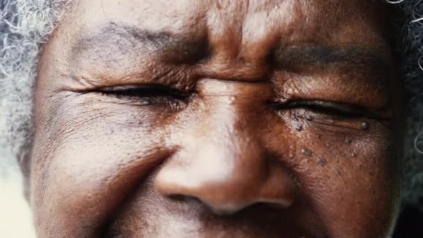 Jedna Szczęśliwa Czarna Starsza Kobieta Ciasne Makro Zbliżenie Oczu Twarzy — Wideo stockowe