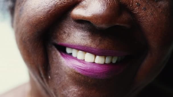Macro Close Uma Mulher Negra Sênior Feliz Sorrindo Para Câmera — Vídeo de Stock