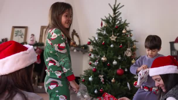 Auténtica Mañana Navidad Con Regalos Apertura Familiar — Vídeos de Stock