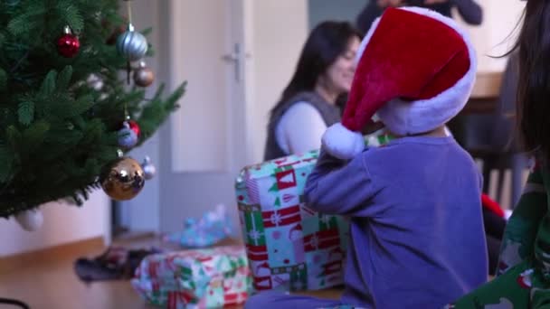 Děti Otevírají Vánoční Dárky Ráno Rodinné Oslavy Prosincových Prázdnin Chlapec — Stock video