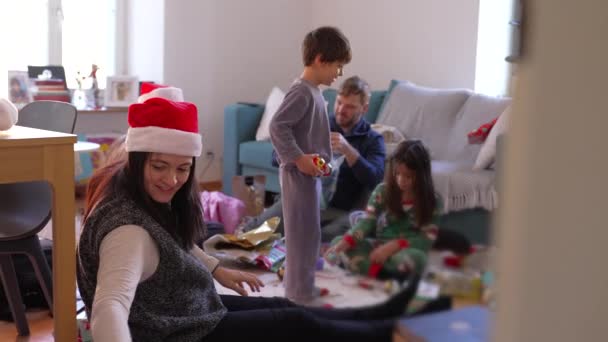 Karácsony Reggeli Kicsomagolás Ajándékok Pizsamában Családi Nyitó Ajándékok Decemberi Ünnepek — Stock videók
