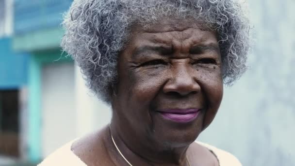Jedna Zamyślona Starsza Czarna Dama Pomarszczoną Twarzą Siwymi Włosami Portret — Wideo stockowe