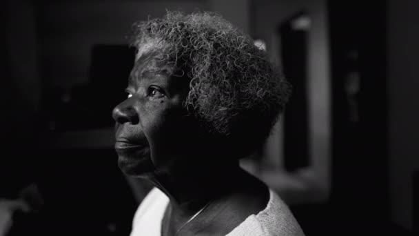 Одна Інтроспективна Чорна Старша Жінка Самоті Вдома Чорно Білому Кольорі — стокове відео