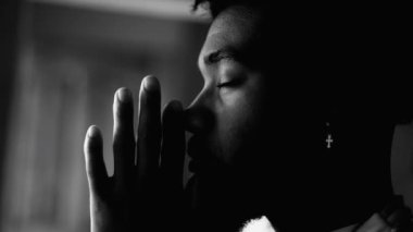 Meditasyon yapan Afro-Amerikan Adam Siyah-Beyaz, Gözleri Kapalı. İnançlı ve dindar bir insan Umutlu ve İnançlı