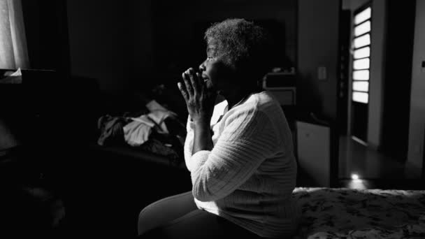 Благочестивая Южноамериканская Пожилая Женщина Молитве Постели Дома Уединении Медитации Монохромной — стоковое видео