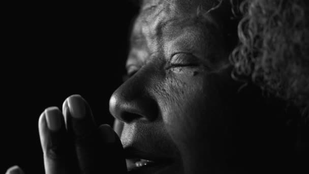 有希望的非裔美国老人与Faith和Gratitude一起望着天空 同时穿着黑白单色的祈祷 80年代一位快乐的老年宗教女士的近照 — 图库视频影像