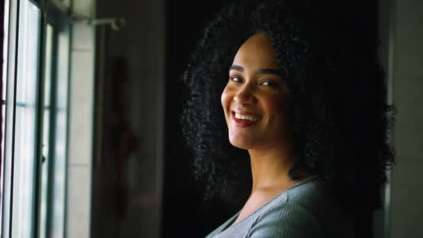 兴高采烈的南美拉丁美洲成年姑娘的画像 看着镜头笑着 一位头发卷曲的巴西黑人美籍黑人妇女感到快乐 — 图库视频影像