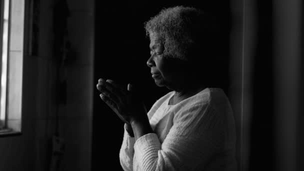 Jedna Starsza Czarna Starsza Kobieta Modlitwie Domu Artystycznym Czarno Białym — Wideo stockowe