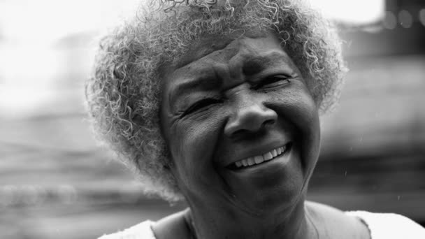 一个快乐的黑人老年女性肖像面带微笑地看着相机 上世纪80年代的一位友善迷人的老太太 满头皱纹 灰白的单色头发 黑白相间 — 图库视频影像