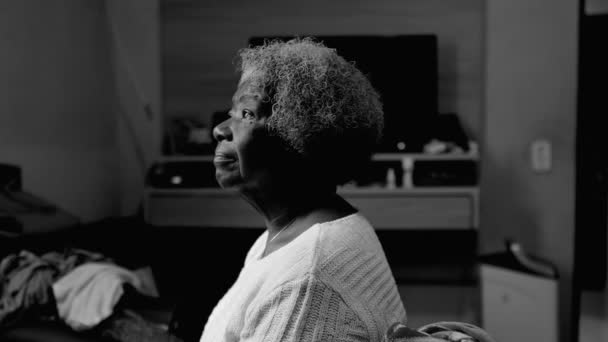Przemyślana Afroamerykanka Samotności Sypialni Monochromatyczna Czarno Biała Przedstawiająca Kontemplacyjną Starszą — Wideo stockowe